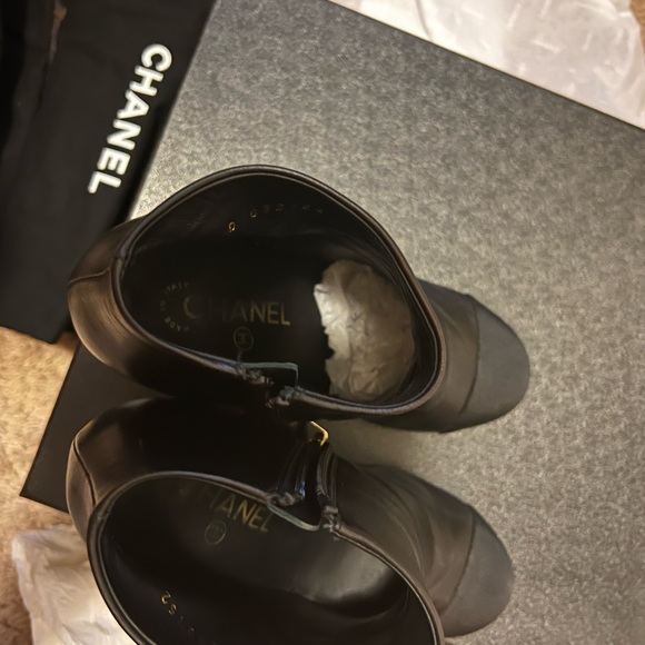 Authentic Chanel Black 17A Lambskin Leather Cc Pearl Short Ankle bootie 36.5 - Picture 7 of 11